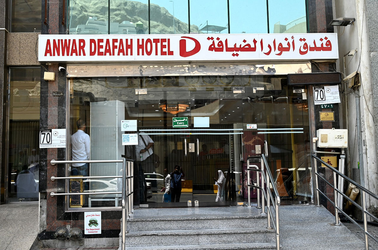 Otelimiz 4 yıldızlı standartlarda olup, uygun fiyatla konforlu bir Hac ve Umre ziyareti yapmak isteyen müşteriler için idealdir. Otelimizin lobisinde kablosuz internet hizmeti mevcuttur.