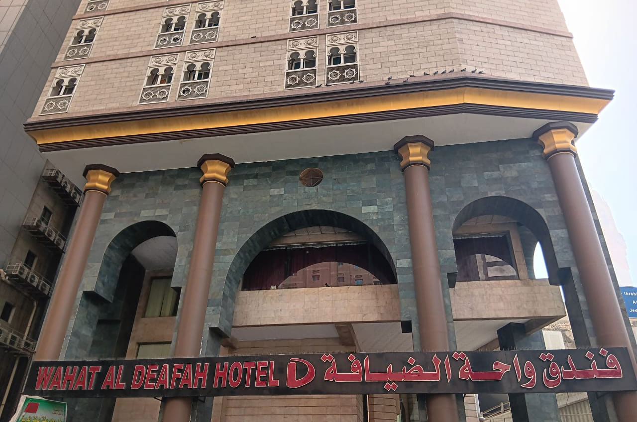 King Abdul Aziz Caddesi'nde, Mekke'nin Ajyad bölgesinde bulunan Wahet Al Deafah Hotel, Abraj Al Bait ve Masjid Al Haram'a 550 metre uzaklıktadır.